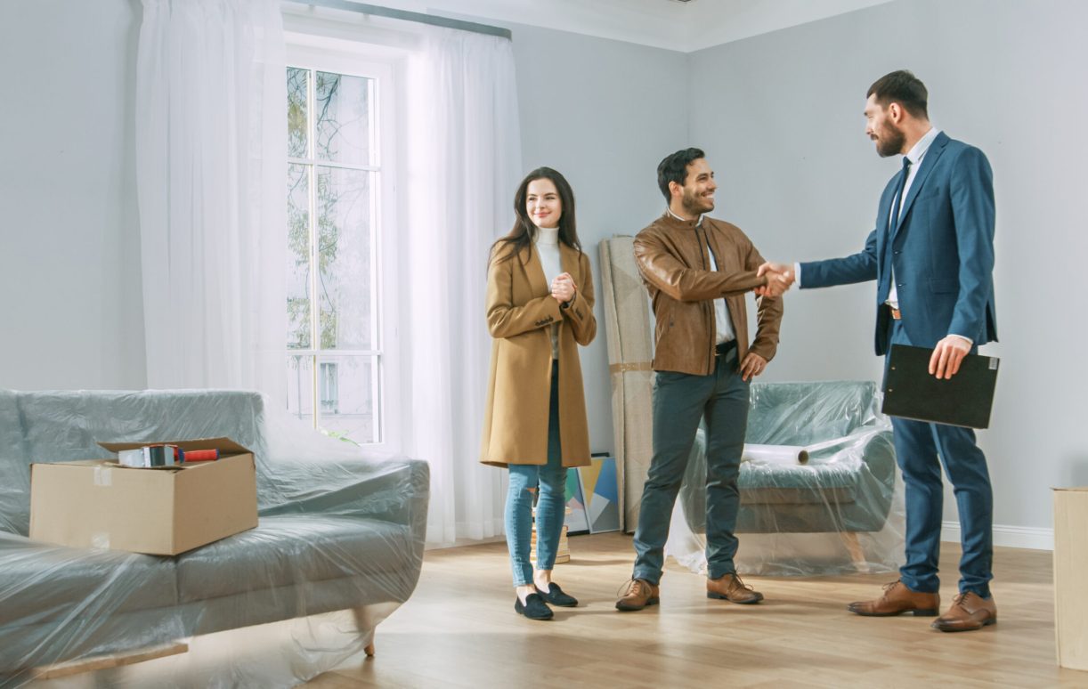 Professional,Real,Estate,Agent,Shows,Bright,New,Apartment,To,Young